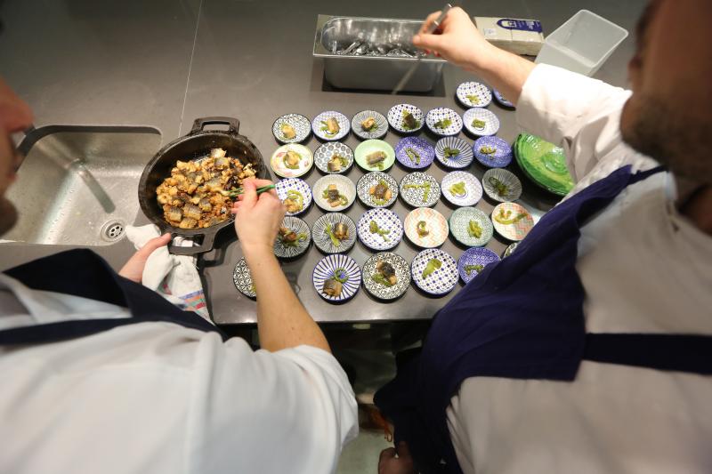 El chef Nacho Manzano preparó varias recetas con anguilas procedentes de acuicultura en la torre del Niemeyer ante una treintena de personas, que pudieron luego degustar las propuestas del estrella Michelin.