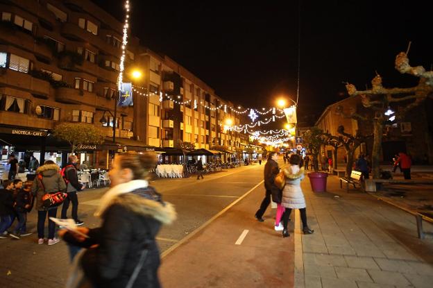 Iluminación de la calle Pablo Iglesias de Piedras Blancas las pasadas Navidades. 