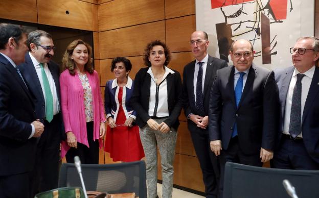 La ministra de Sanidad, Dolors Montserrat, con varios consejeros autonómicos, entre ellos el asturiano Francisco del Busto, a la derecha, al inicio del Consejo Interterritorial de Salud celebrado en Madrid. 