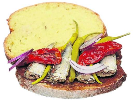 Bocadillo de morcilla matachana con sardinas.