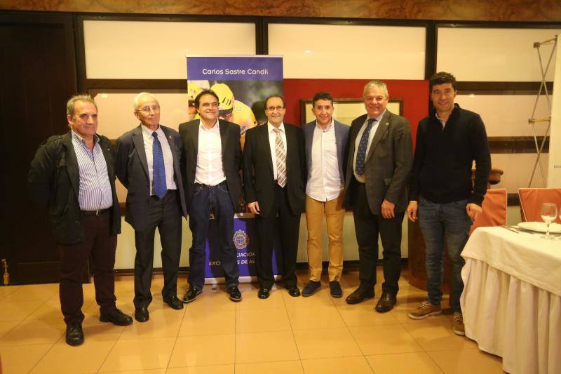 Carlos Sastre, ganador del Tour de Francia 2008, recibió la insignia de oro de la Asociación de Exciclistas Asturianos