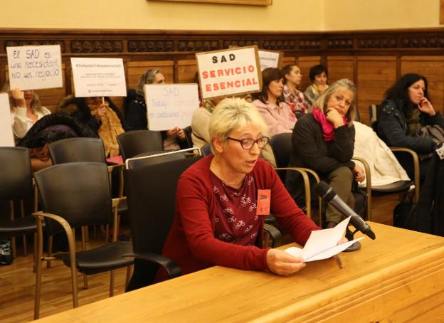 Carmen Diego interviene en el Pleno en representación del resto de trabajadoras de ayuda a domicilio, que protestaron con carteles. 