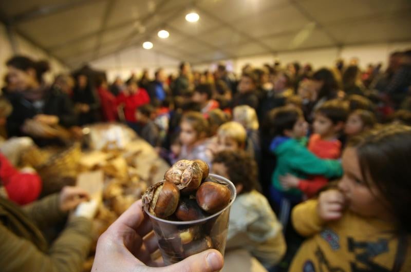 Los vecinos disfrutan de esta cita en la que no faltan las actividades infantiles y el reparto de castañas y sidra dulce