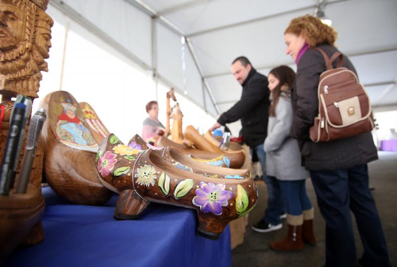 Los vecinos disfrutan de esta cita en la que no faltan las actividades infantiles y el reparto de castañas y sidra dulce