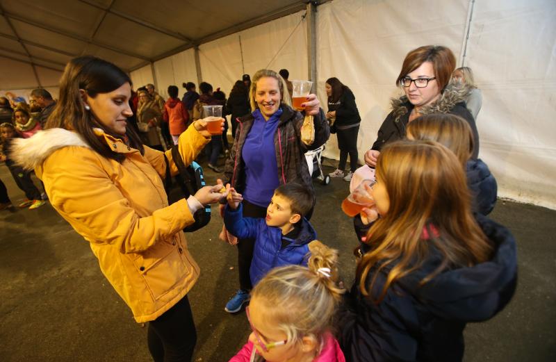 Los vecinos disfrutan de esta cita en la que no faltan las actividades infantiles y el reparto de castañas y sidra dulce