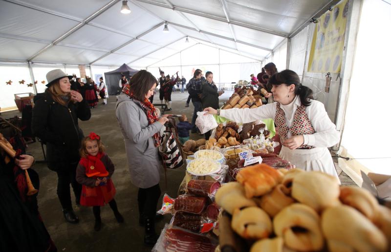 Los vecinos disfrutan de esta cita en la que no faltan las actividades infantiles y el reparto de castañas y sidra dulce