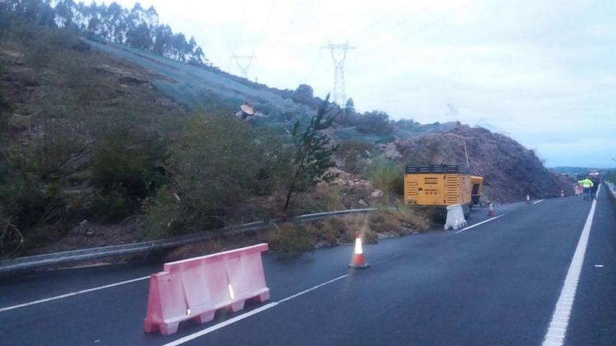 Un espectacular argayo de 80 metros de ancho corta la A-8 en Cantabria