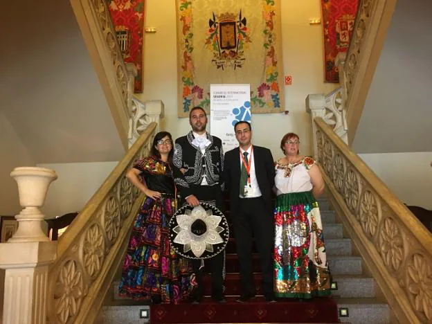 Los representantes de Ribadedeva acudieron al congreso ataviados con los tradicionales trajes mexicanos. 