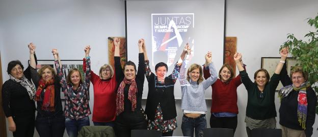 Las sindicalistas feministas Aurora Díaz, Ana Flor Argüelles, Ana María Rodríguez, Tini Navas, Úrsula Szalarta, Felisa Soria, Aurea Rosa Ortega, Laura Álvarez Lozano, Manuela Blanco y Belén Barra, ayer, en la jornada inaugural de los encuentros de mujeres. 