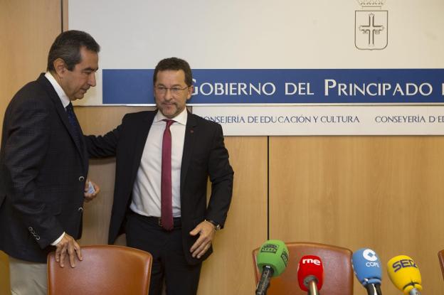 Genaro Alonso saluda al presidente del Consejo Escolar, Alberto Muñoz, antes de la presentación. 