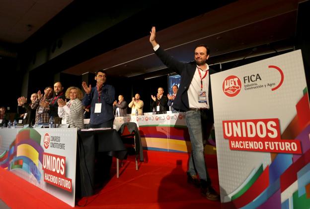 Jenaro Martínez saluda a los asistentes tras ser proclamado secretario general de FICA Asturias. 