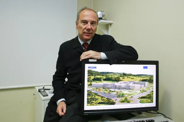 El arquitecto Joaquín López-Fando posa junto a la infografía en la que se proyecta cómo quedará Cabueñes tras la reforma. 