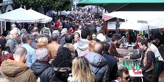 La calle Gascona, llena en el tradicional amagüestu celebrado ayer. 