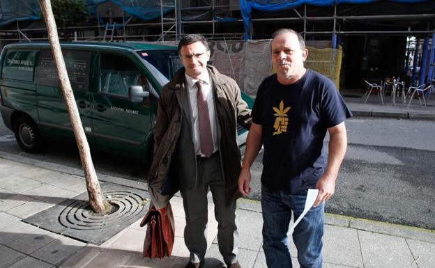 El inquilino sobre cuyo alquiler sobrevuela la revocación, hoy, con su abogado Manuel Barba