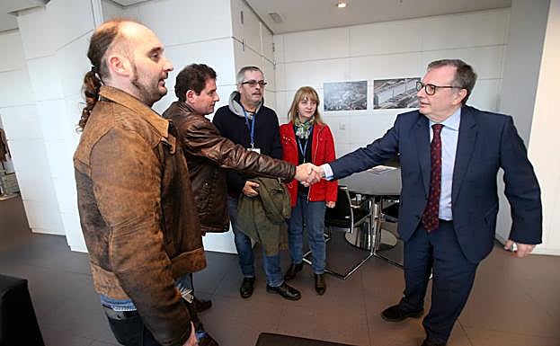 Francisco del Busto recibe a una representación de los trabajadores intoxicados por mercurio en AZSA.