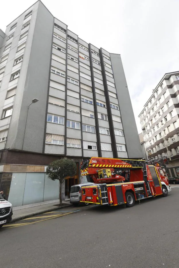 Los bomberos en la plaza del General Riego. :: JOSÉ SIMAL