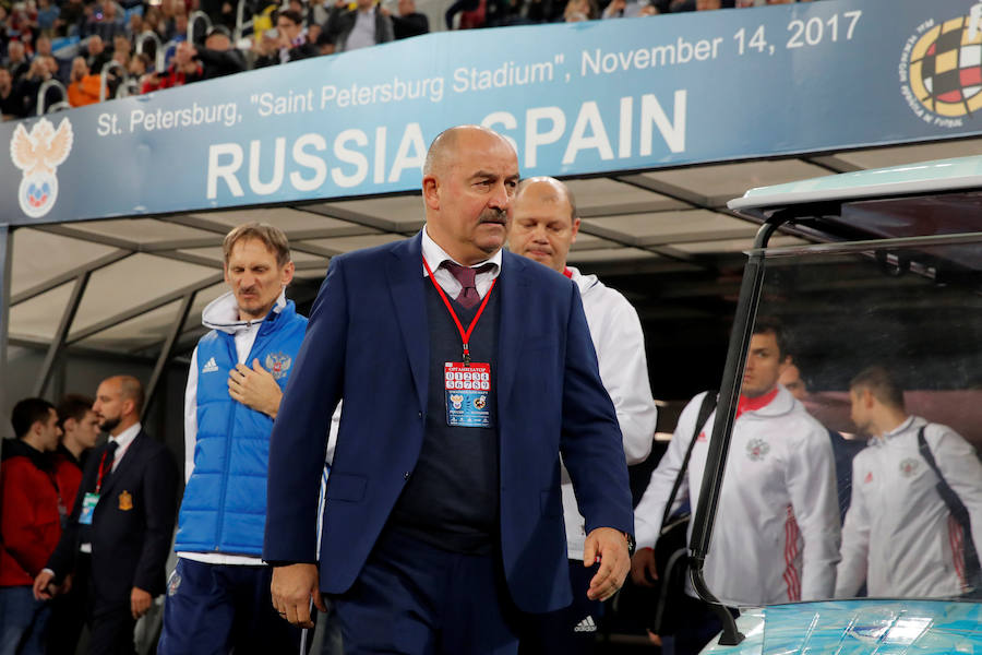 La selección española empató ante Rusia (3-3) en el amistoso disputado en la ciudad de San Petersburgo. Jordi Alba abrió la lata de cabeza y Sergio Ramos anotó dos polémicas penas máximas para los de Lopetegui. Aleksey Miranchuk y Smolov, en dos ocasiones, dieron el empate a los locales.