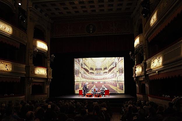 Mario Gas, Mariano Martín y José María Pou, anoche sobre las tablas del teatro Palacio Valdés. 