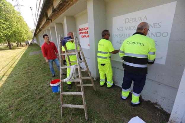 Un trabajador municipal junto a otro del plan de empleo. 