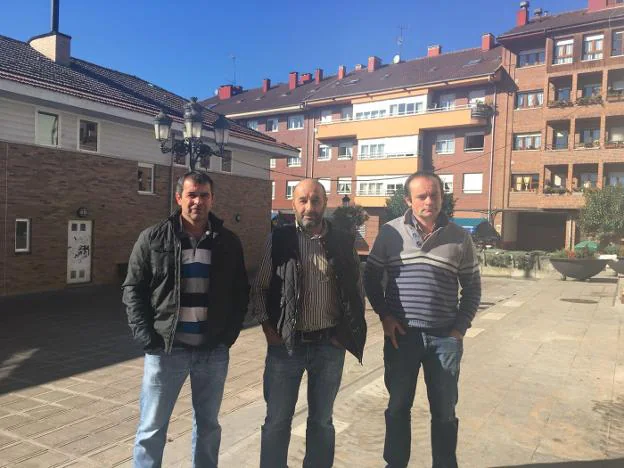 Ángel Laria, Francisco Blanco y Félix Bárcena, ayer en Arriondas tras las elecciones. 