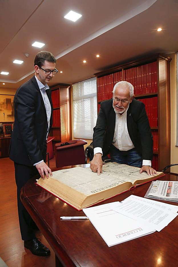 El director general de EL COMERCIO, Goyo Ezama, muestra al presidente de la Fundación Titanic la información publicada en el periódico en 1912 sobre el hundimiento del transatlántico. 