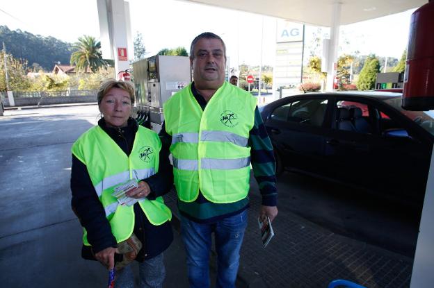 Carmen Rodríguez y José Antonio Espina, voluntarios. :: MARIETA