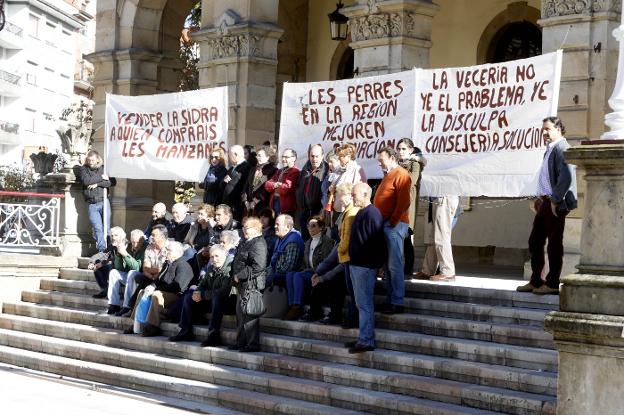 Los productores, en la protesta delante del Consistorio maliayo. 