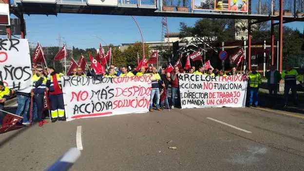 Trabajadores de Acciona, ayer, a las puertas de Arcelor en Avilés. 
