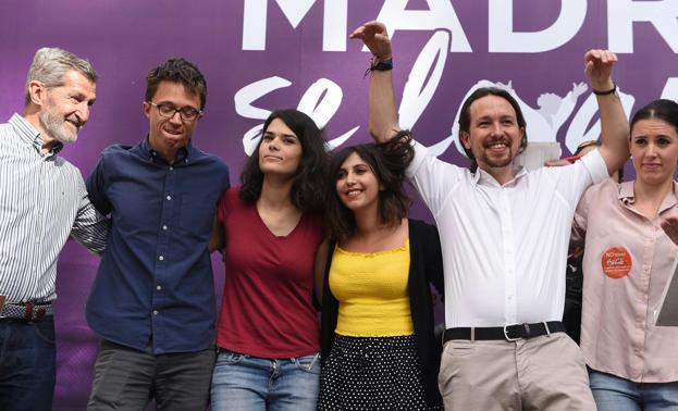 Isabel Serra (3i), durante un acto de Podemos Madrid.