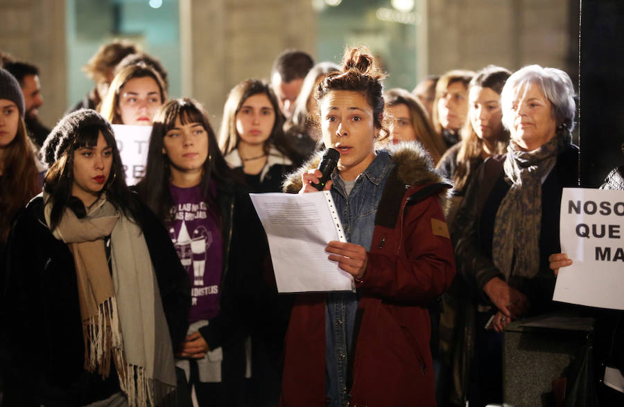 El movimiento feminista ha convocado la concentración celebrada este viernes en Gijón y Oviedo para protestar por el trato que está recibiendo la víctima del juicio que se celebra en Pamplona por una presunta violación grupal cometida en San Fermín.