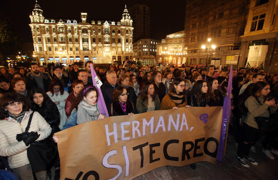 El movimiento feminista ha convocado la concentración celebrada este viernes en Gijón y Oviedo para protestar por el trato que está recibiendo la víctima del juicio que se celebra en Pamplona por una presunta violación grupal cometida en San Fermín.