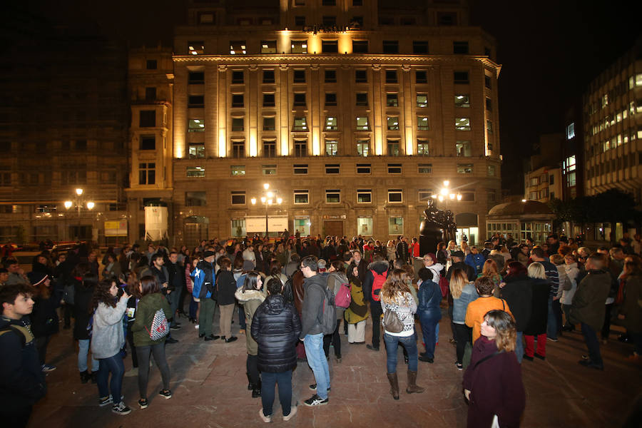 El movimiento feminista ha convocado la concentración celebrada este viernes en Gijón y Oviedo para protestar por el trato que está recibiendo la víctima del juicio que se celebra en Pamplona por una presunta violación grupal cometida en San Fermín.