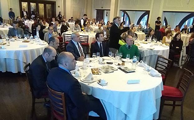 Asistentes al desayuno informativo.