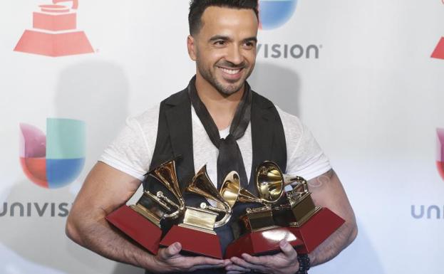 Luis Fonsi posa con sus premios. 