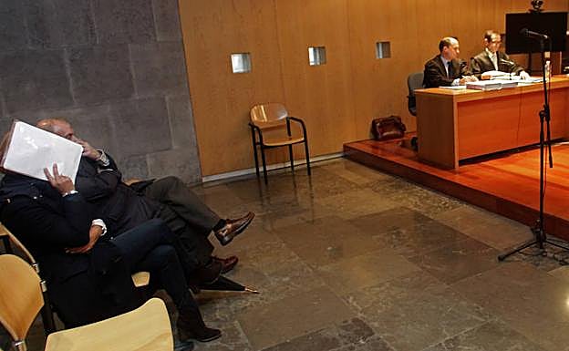 Los dos médicos ahora absueltos, durante el juicio.