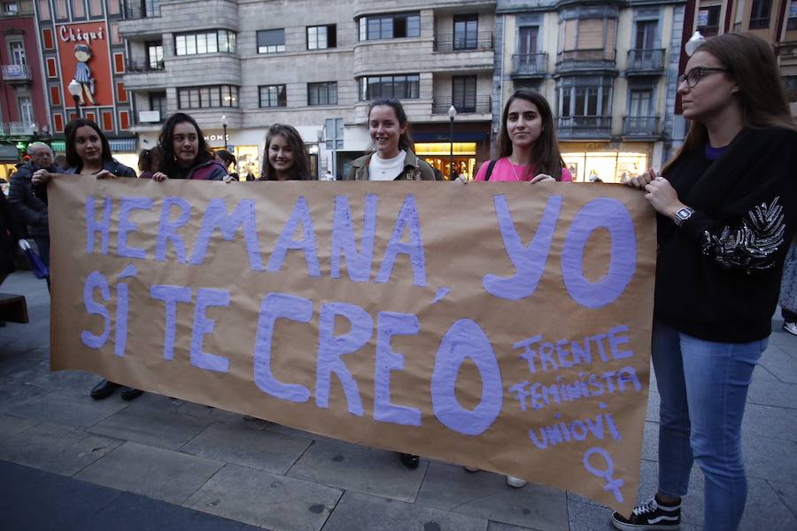 El movimiento feminista ha convocado la concentración celebrada este viernes en El Parchís para protestar por el trato que está recibiendo la víctima del juicio que se celebra en Pamplona por una presunta violación grupal cometida en San Fermín.