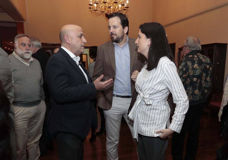 El arquitecto Mariano Marín Rodríguez-Rivas recoge el Premio Castelao