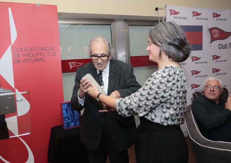 El arquitecto Mariano Marín Rodríguez-Rivas recoge el Premio Castelao