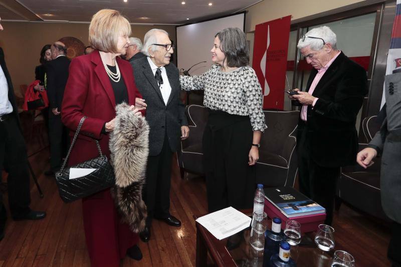 El arquitecto Mariano Marín Rodríguez-Rivas recoge el Premio Castelao