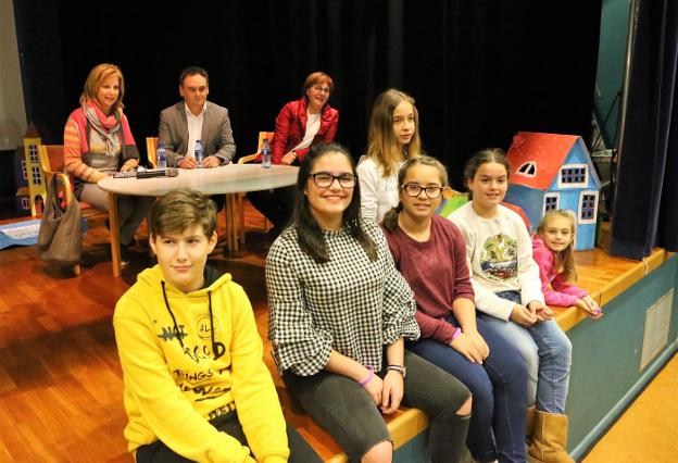 Los representantes del grupo de participación de Nava y, detrás, María José Platero, presidenta de Unicef Asturias; Juan Cañal, alcalde de Nava, y Pilar Varela, consejera de Servicios y Derechos Sociales. 