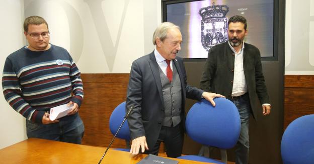 Diego Valiño, Wenceslao López y Ricardo Fernández comparecieron ayer por la tarde ante los medios. 