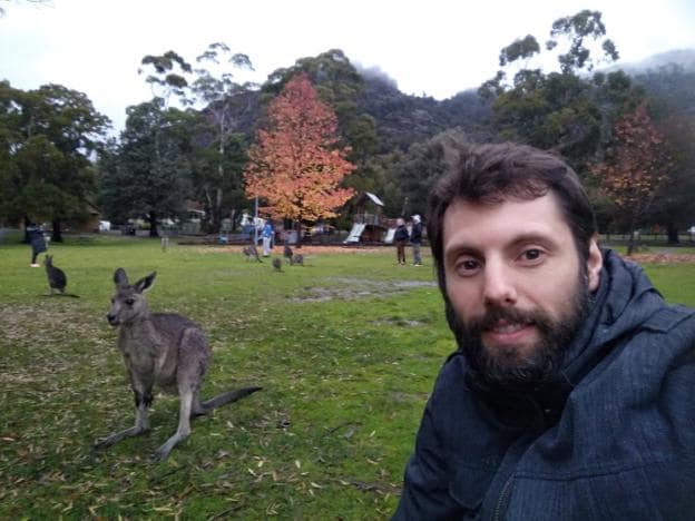 Alejandro González, junto a un canguro. 