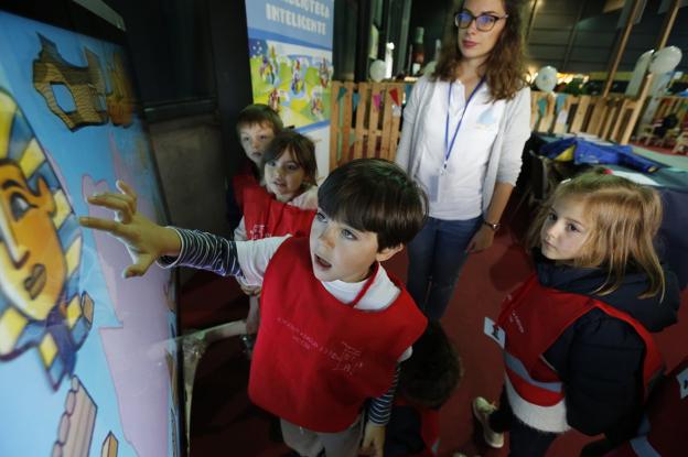 Los niños disfrutaron con las propuestas destinadas al público infantil. :: JORGE PETEIRO