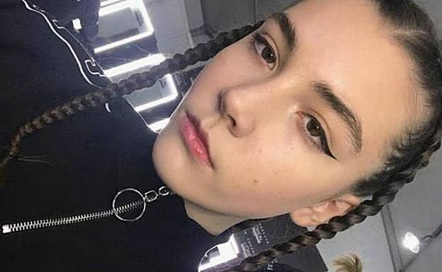 ¿De qué murió realmente la modelo de 14 años tras trabajar trece horas?