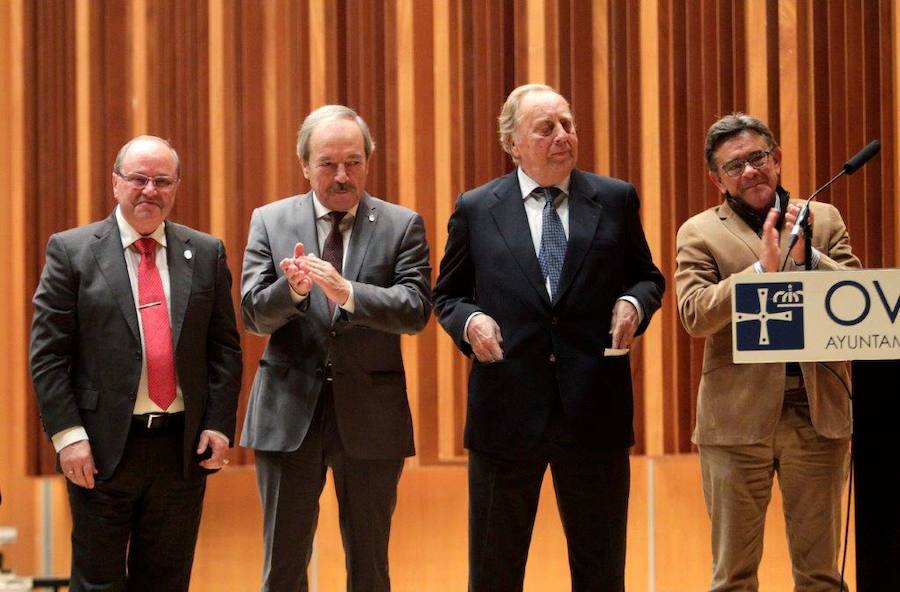 En el intermedio del concierto se rindió homenaje a Francisco Vigil, primer director de la agrupación