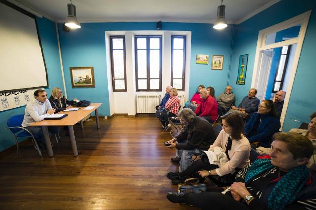 Participantes ayer en la primera asamblea de la asociación. 