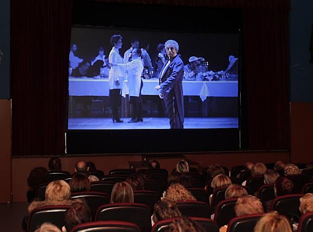 El teatro de Pumarín lleno para seguir la ópera. :: P. LORENZANA