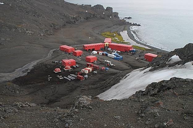 A la izquierda, Susana Fernández, en la Antártida, adonde volverá en enero por cuarta vez, como Jesús Ruiz. Para Cristina García (arriba) será, en cambio, la primera campaña. Abajo, la nueva base española (los grandes bloques rojos), junto a los antiguos módulos que serán retirados. 