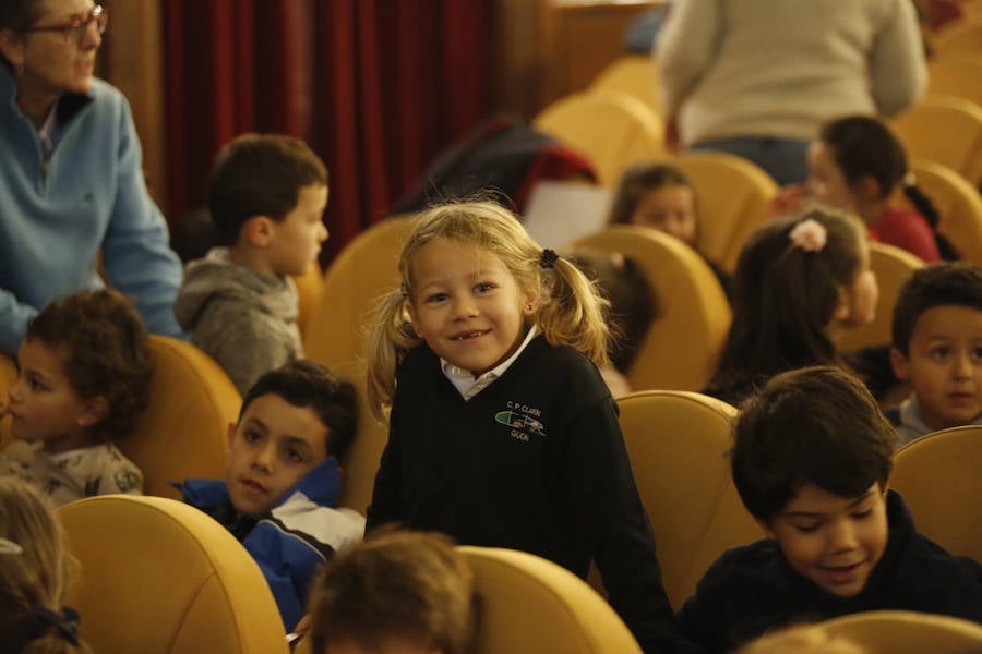 Decenas de escolares asisten en el Teatro Jovellanos de Gijón a las proyecciones del ciclo Enfants Terribles