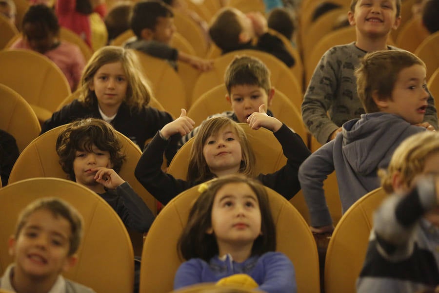 Decenas de escolares asisten en el Teatro Jovellanos de Gijón a las proyecciones del ciclo Enfants Terribles